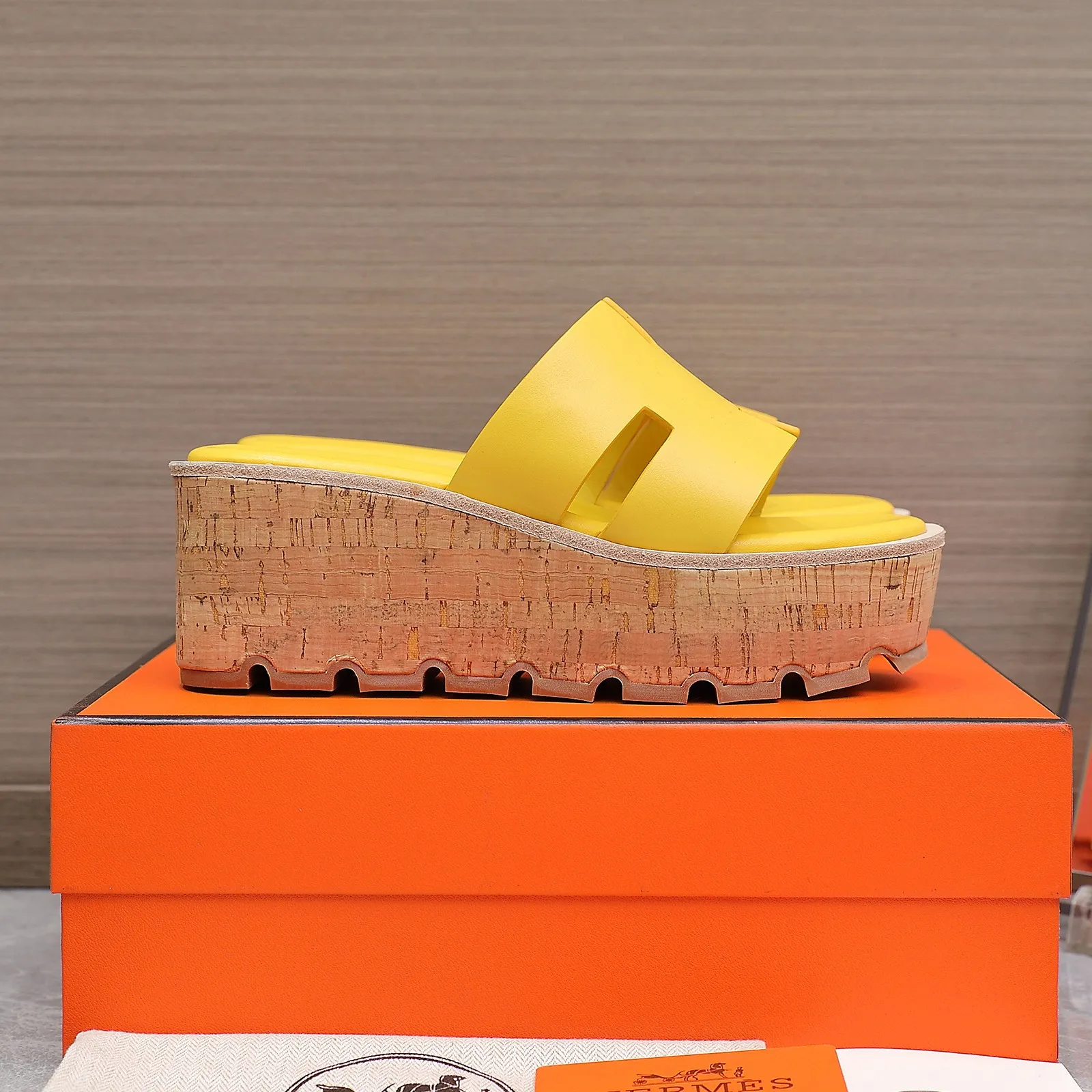 👟👟Ex-factory price 560👟👟 💥2024💥Hermès will continue the classic in 2022 Hermès Wood Grain Wedge H Slippers Hermès’ wedge sandals are the simplest, most durable and elegant I have ever seen! ! ! You can hold any style, the height of the 6cm wedge heel is easy to control, and the colors are all matching. The upper and the feet have her unique style, be sure to buy this one, it is truly classic, easy to wear and look good! Fabric: Imported cowhide, sheepskin lining, sheepskin feet, Italian original leather outsole welt, log water pine wrapped water table, rubber non-slip original outsole Color: 11 colors Code number: 35-40 Full set of original packaging